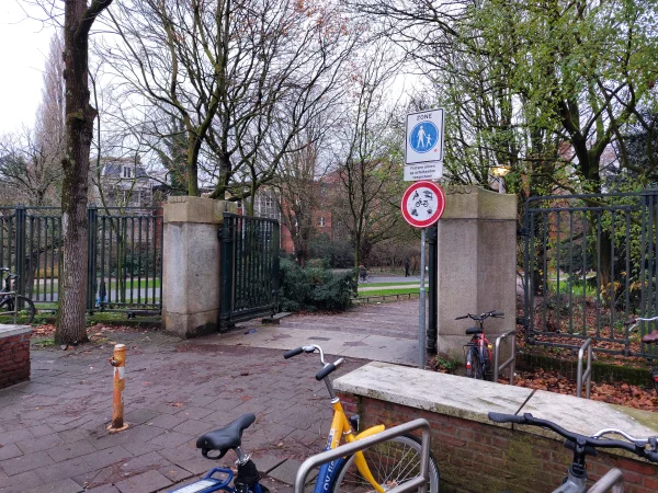 Afbeelding uit: december 2025. De ingangen bij de Vossiusstraat maakten ook deel uit van het werk aan de brug.