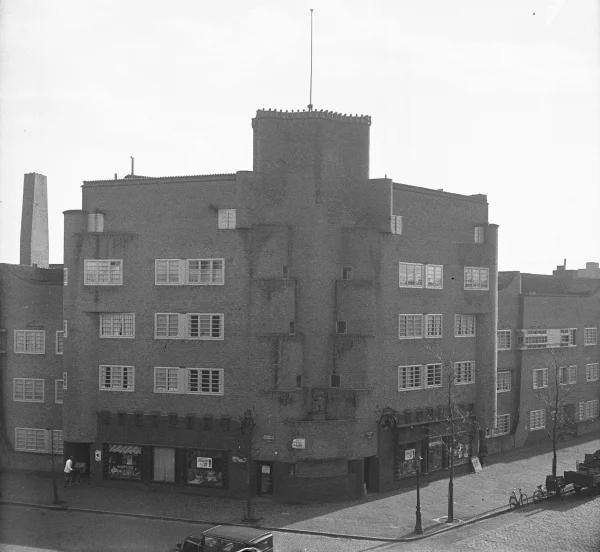 Afbeelding uit: 1930. Het hoekpand in oorspronkelijke staat, met kleinere ramen dan nu.