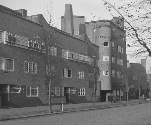 Afbeelding uit: 1930. Nog met de oorspronkelijke, kleinere ramen.