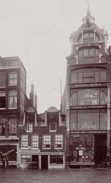 Afbeelding uit: circa 1900. Geheel links het oude pand van orgelhandel Breebaart (nummer 22). Rechts daarvan de kleine huizen 20 en 21. Het veerhuis van P.J. de Booijs zat in 21. Geheel rechts het pand van Meyjes & Höweles uit 1899.
Bron afbeelding: Stadsarchief.