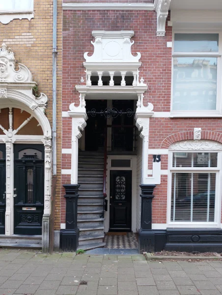 Afbeelding uit: december 2025. Het portiek van nummer 73.