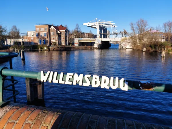 Afbeelding uit: december 2025. Op de achtergrond de Houtmanspoorbrug.