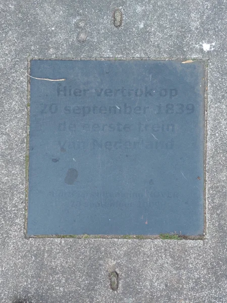 Afbeelding uit: december 2025. Plaquette ter hoogte van Polonceaukade 13. "Hier vertrok op / 20 september 1839 / de eerste trein / van Nederland

Reizersvereniging ROVER / 20 september 2009"