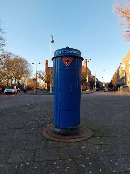 Afbeelding uit: december 2025. Bus voor de Gemeentegiro, door Marnette ontworpen in 1918.