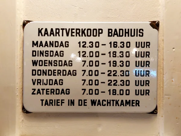 Afbeelding uit: december 2025. Dit bordje hangt nu in het proeflokaal.