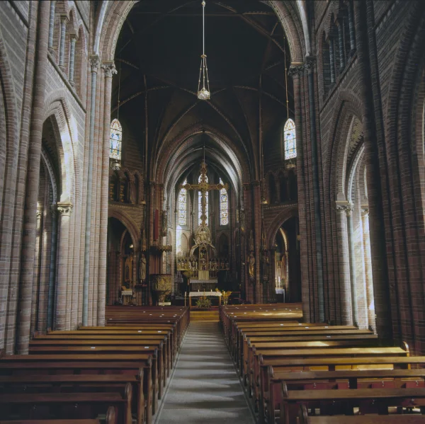 Afbeelding uit: 1972. Interieur, overzicht naar het oosten, nog met kerkbanken. Bron: Rijksdienst voor het Cultureel Erfgoed, doc.nr 415.183.