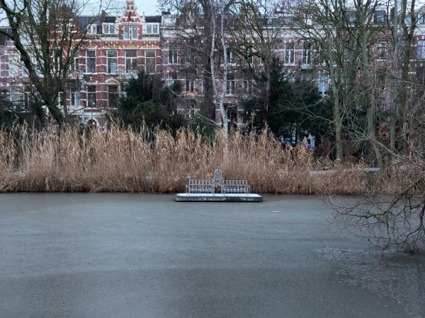 Afbeelding uit: januari 2026. Op het plateau in de vijver staat sinds 2021 een kunstwerk van Marjet Wessels Boer dat een ode brengt aan Sarphati's Paleis voor Volksvlijt.