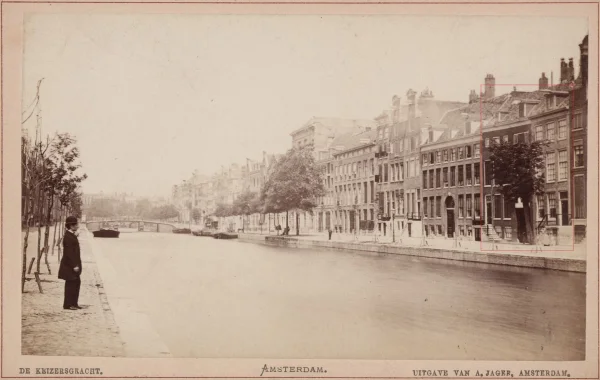 Afbeelding uit: circa 1870. Rechts in het rode kader de nummers 513-517, de voorgangers van het huidige pand.
Bron afbeelding: Stadsarchief.