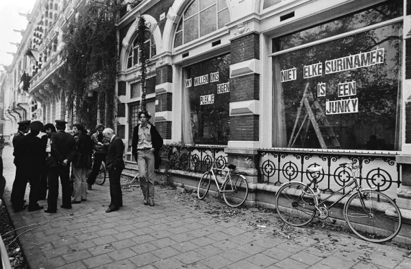 Afbeelding uit: november 1978. In november werd het pand enige tijd gekraakt door Surinaamse jongeren die een eigen ruimte zochten.