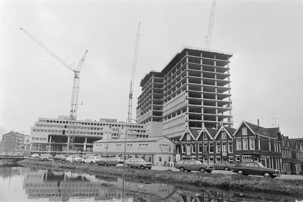 Afbeelding uit: januari 1976. In aanbouw.
