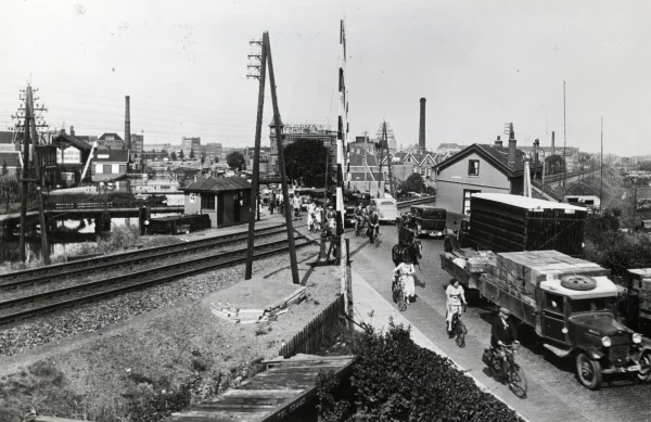 Afbeelding uit: circa 1935. Links het magazijngebouw, met het witte muurvlak met daarop de tekst "Blookers chocolade".