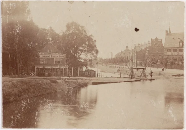 Afbeelding uit: circa 1897. Links het Polderhuis, met reclame voor "Vollenhoven's Stout en Lager". Gezien vanaf de Stadhouderskade naar de Boerenwetering. Het water op de voorgrond stond in verbinding met de Singelgracht. Op de kade tussen het water en de Boerenwetering staat de overhaal.
Bron afbeelding: Stadsarchief.