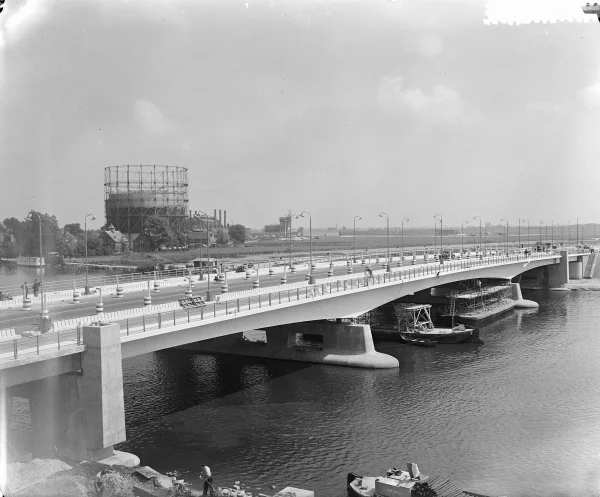 Afbeelding uit: juni 1954. De brug kort na de ingebruikname. Op de achtergrond een gashouder en gebouwen van de Zuidergasfabriek.