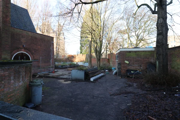 Afbeelding uit: januari 2026. Het omheinde terrein.