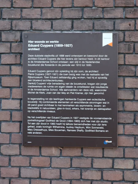 Afbeelding uit: januari 2026. Plaquette op de gevel.