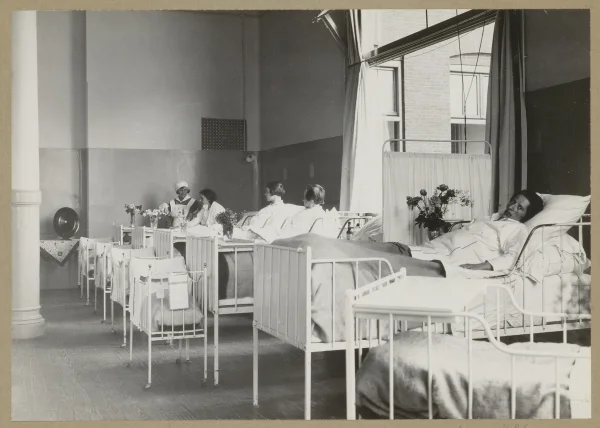 Afbeelding uit: circa 1910. Een zaal op de vrouwenafdeling.