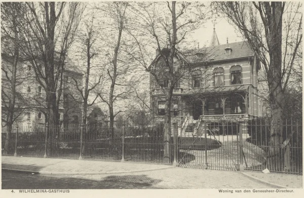 Afbeelding uit: circa 1905. De woning van de geneesheer-directeur stond tussen het administratiegebouw en het zusterhuis. Uitgave van W. Keijser.