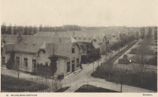 Afbeelding uit: circa 1905. Enkele barakken. Uitgave van W. Keijser.