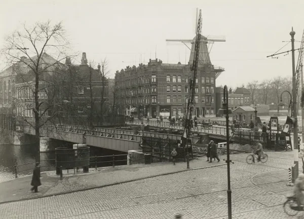 Afbeelding uit: circa 1930. De brug links is de in 1935 verwijderde spoorbrug.
Bron afbeelding: Stadsarchief.