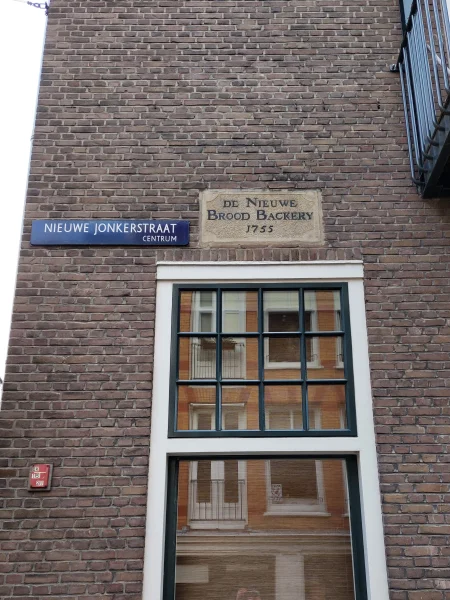 Afbeelding uit: februari 2026. De steen in de zijgevel is afkomstig van een huis in de oude Jonkerstraat.