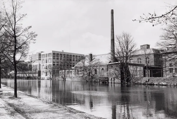 Afbeelding uit: april 1983. De schoorsteen en het ketelhuis werden in 1997 afgebroken.
Bron afbeelding: Stadsarchief.
