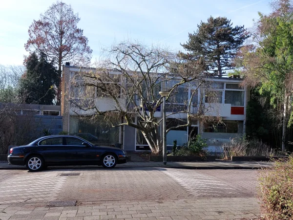 Afbeelding uit: februari 2026. In de Prinses Margrietstraat ontwierp het bureau van Warners drie van deze dubbele woonhuizen (1956).