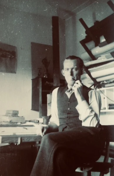 Afbeelding uit: circa 1960. Van Tienhoven in zijn kantoor op het Damrak. (Foto uit familie-archief.)