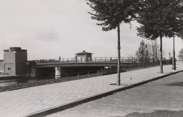 Afbeelding uit: augustus 1941. De brug niet lang na de oplevering.
Bron afbeelding: Stadsarchief.