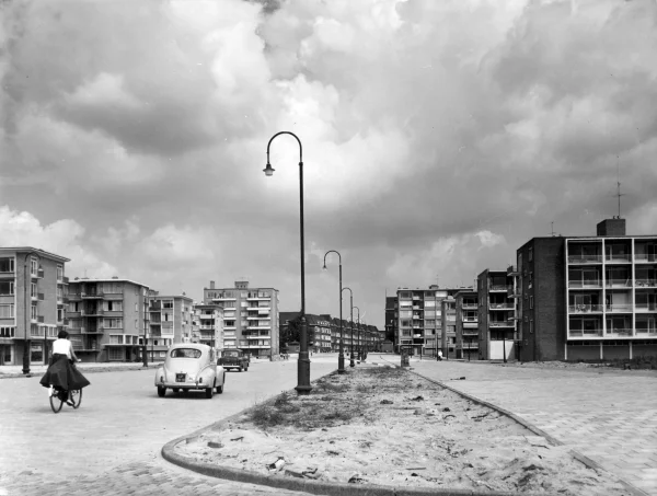 Afbeelding uit: 1957. De Beethovenstraat, met links en rechts dwarsgeplaatste flatgebouwen.