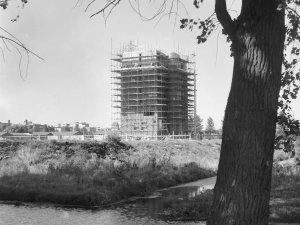 Afbeelding uit: september 1959. Het klooster in aanbouw.