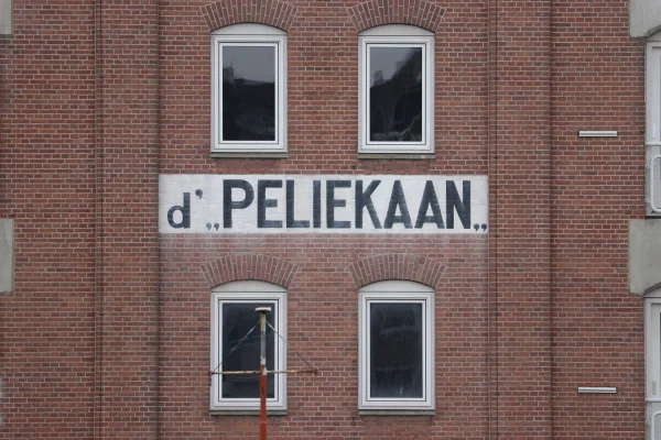 Afbeelding uit: februari 2026. Opschrift aan de Nieuwevaart.