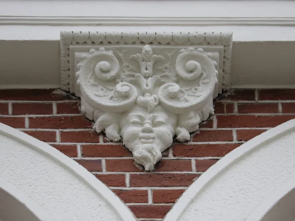 Afbeelding uit: februari 2026. Onder de lijst van de eerste verdieping liet Gosschalk een satyrkopje uitbeelden. Hij verwees daarmee naar het vaudeville-verleden van de locatie. De oud-Griekse saterspelen kunnen gezien worden als voorloper van vaudevilles.