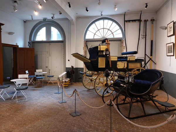 Afbeelding uit: februari 2026. Interieur van het koetshuis van museum Van Loon (Keizersgracht/Kerkstraat).
