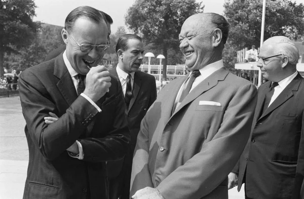 Afbeelding uit: juli 1962. Prins Bernhard (links) en Conrad Hilton vermaken zich bij de opening van het hotel.
