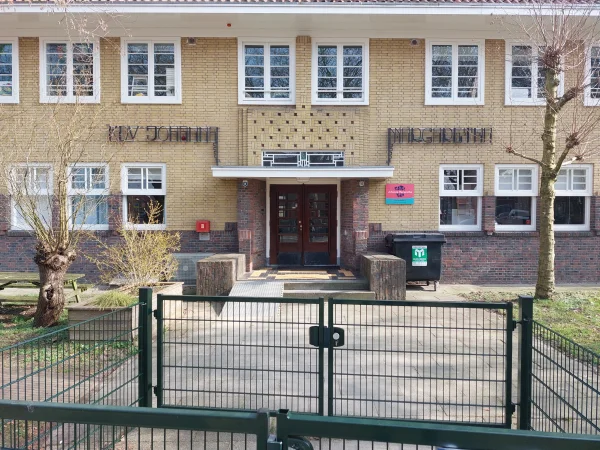 Afbeelding uit: maart 2026. De letters kwamen in 2014 terug.