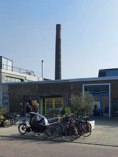 Afbeelding uit: maart 2026. Schoorsteen van de fabriek van The Imperial Tobacco Company, Hamerstraat hoek (Gedempt) Hamerkanaal, uit 1914. De fabriek sloot midden jaren 1970, de schoorsteen bleef.