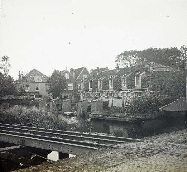 Afbeelding uit: 1933. Rechts de nummers 162-172, met privaathuisjes. Op de voorgrond rails van de Noord-Hollandse tram. Die boog op de plek waar nu nummers 148-150 staan rechtsaf de polder in, richting 't Schouw.
Bron afbeelding: Stadsarchief.