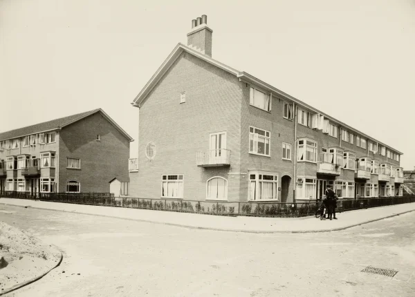 Afbeelding uit: juni 1941. Rechts is de Ter Gouwstraat, links de Van der Vijverstraat. De agenten zijn marechaussees.
Bron afbeelding: Stadsarchief.