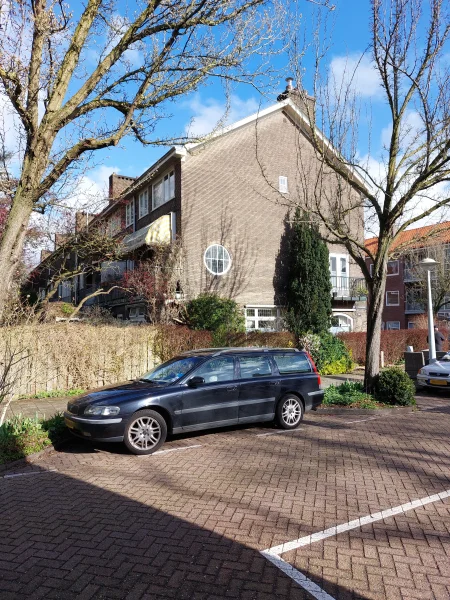 Afbeelding uit: maart 2026. De zijgevel van Ter Gouwstraat 18.