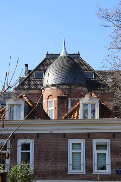 Afbeelding uit: maart 2026. Beide oostelijke vleugels hebben een halfronde uitbouw met uivormige koepel.