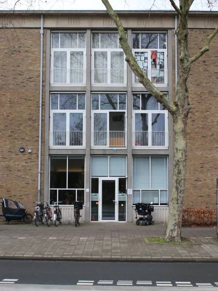 Afbeelding uit: maart 2026. Raampartij aan de Kruislaan, oorspronkelijk zonder deur.