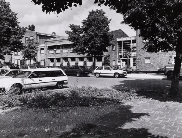 Afbeelding uit: augustus 1985. De ingang nog met rijkswapen.
Bron afbeelding: Stadsarchief.