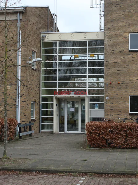 Afbeelding uit: maart 2026. De ingangspartij aan het Robert Kochplantsoen.