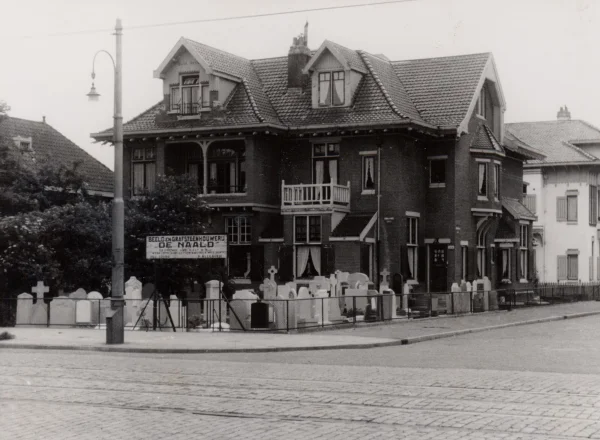 Afbeelding uit: mei 1946. De grafstenenhandel. Foto gemaakt door de afdeling Reclametoezicht.
Bron afbeelding: Stadsarchief.