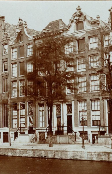 Afbeelding uit: circa 1870. De voorganger (achter de boom).
Bron afbeelding: Stadsarchief.