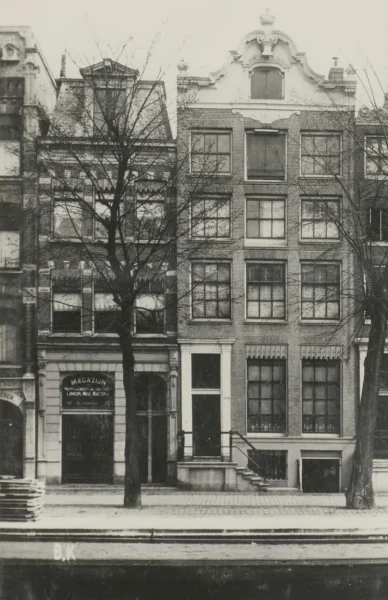 Afbeelding uit: circa 1920. Links nummer 297, met een verdieping minder.
Bron afbeelding: Stadsarchief.