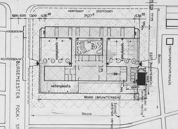 Afbeelding uit: 1953. Situatie (nb: noorden onder). Tussen de twee corridors was een open ruimte voor lessen in de open lucht.