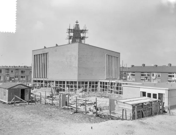 Afbeelding uit: april 1956. In aanbouw.