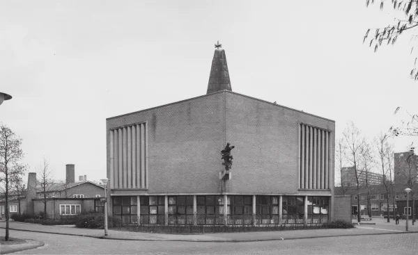 Afbeelding uit: april 1969. De hoek Van Schendelstraat - Rendorpstraat, met het beeld van Couzijn.
Bron afbeelding: Stadsarchief.