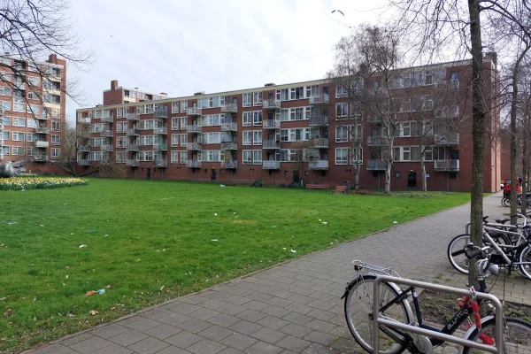 Afbeelding uit: maart 2026. Jan Voermanstraat 82-120, achterzijde.